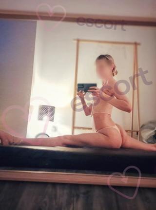 Filigranowa masażystka blond - escort Varsovia