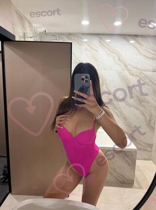 Młoda Ciasna - escort 