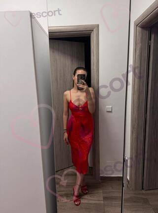 W czerwonej... - escort 