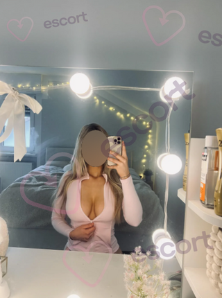 Słodka Kotka z Sztucznymi Cyckami - escort Kattowitz