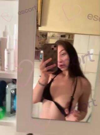 Napalonaa małolatka - escort 