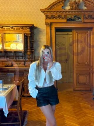 Suczka na kolanach - escort 