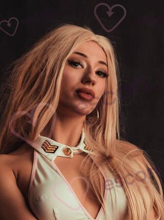 Niegrzeczna małolata - escort 